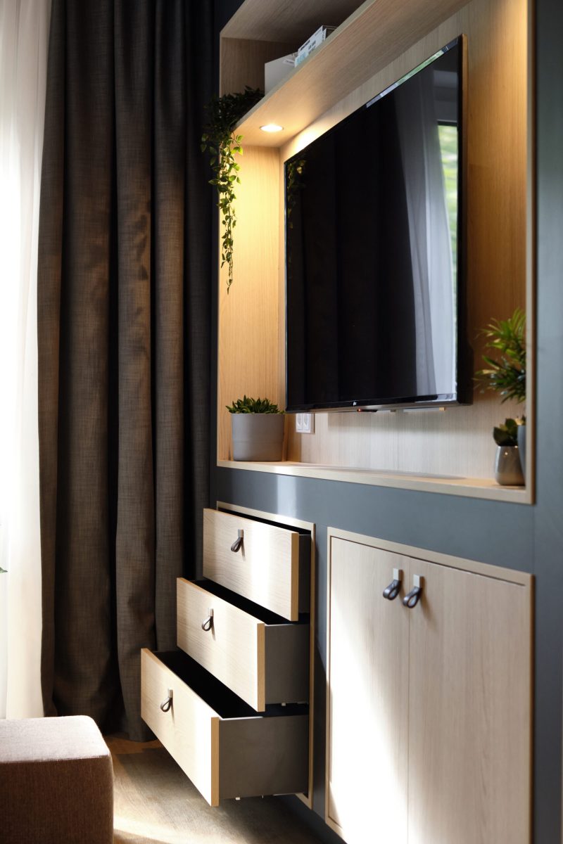 Fernseher und Schrank